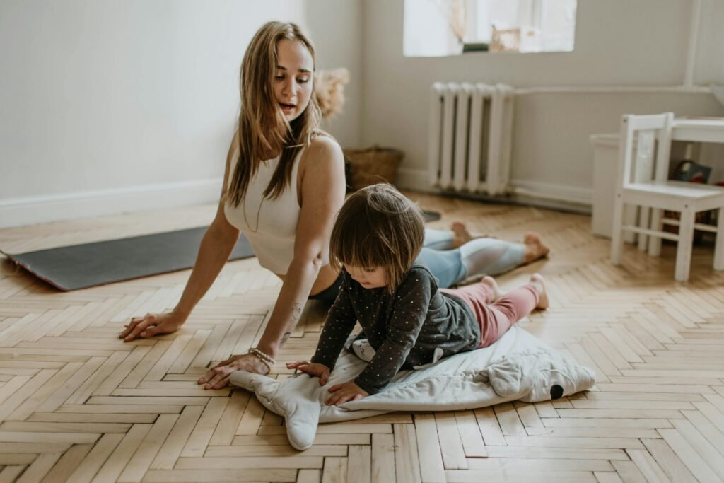 Qué es el yoga, mujer haciendo yoga con su hijo