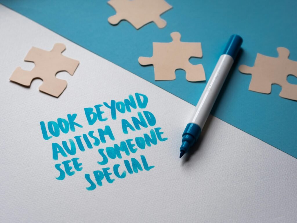 En la imagen esta escrito, mira mas allá del autismo y ve a alguien especial.