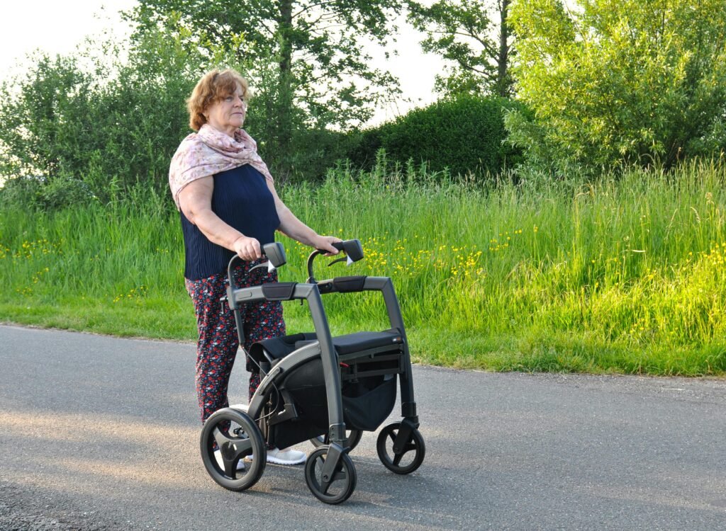 Mujer con Parkinson usando andador